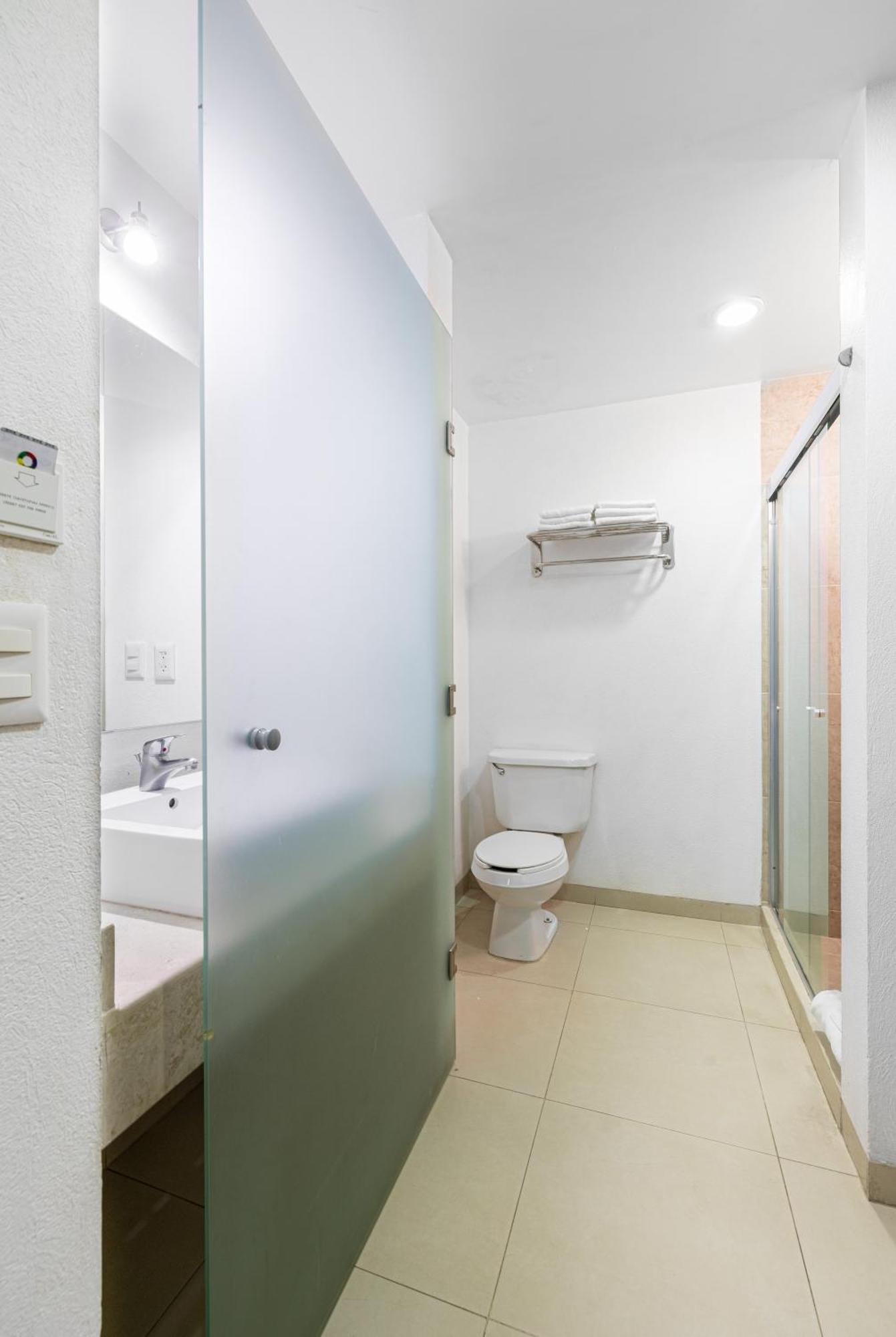 Hotel Mexico Plaza Silao Aeropuerto Екстериор снимка